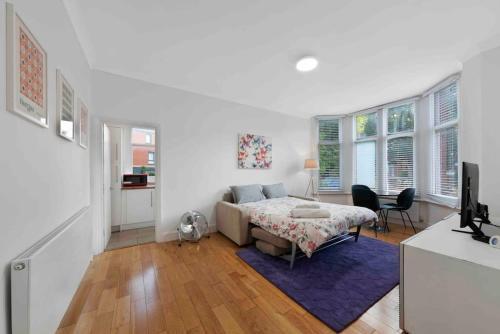Large 2 bed apart SUITE Acton Park Chiswick - Tap to explore photos