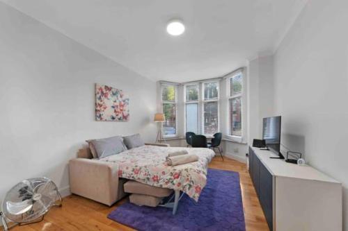 Large 2 bed apart SUITE Acton Park Chiswick - Tap to explore photos
