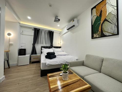 The White Den Sukhumvit 44 Room Type - Queen Studio