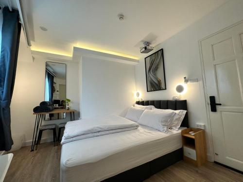 The White Den Sukhumvit 44 Room Type - Queen Studio