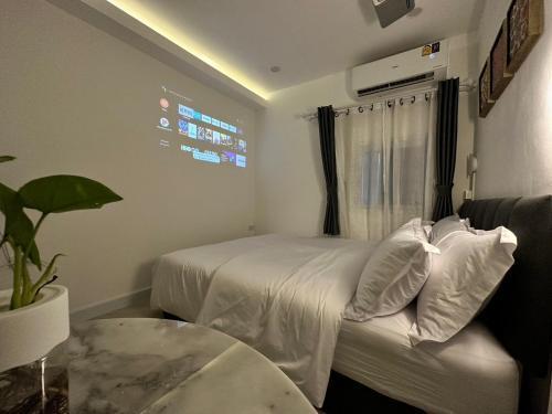 The White Den Sukhumvit 44 Room Type - Queen Studio