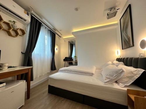The White Den Sukhumvit 44 - Tap to explore photos