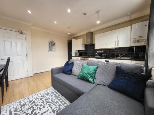 Tooting Bec Central Apartment by London Tube - Tap to explore photos