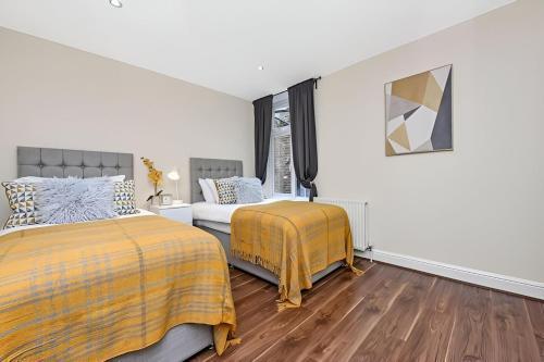 Lovely Family Flat with Excellent Transport Links - Tap to explore photos