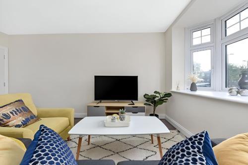 Lovely Family Flat with Excellent Transport Links - Tap to explore photos