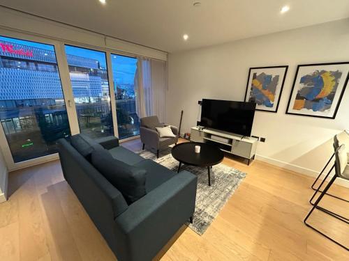 Luxury 2 Beds Apartment in White city - Tap to explore photos