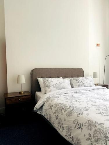 Modern-one bedroom Apartment in Chelsea - Tap to explore photos