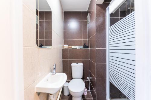 Luxury 3 Bedroom Flat with Balcony in Westbourne Park - Tap to explore photos