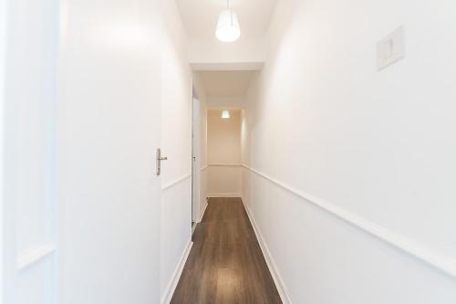 Luxury 3 Bedroom Flat with Balcony in Westbourne Park - Tap to explore photos