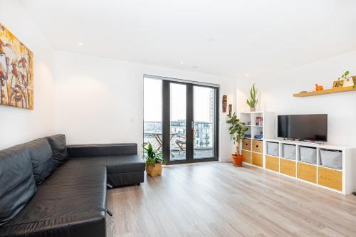 Modern New 2BR wViews & Balcony in Wandsworth - Tap to explore photos