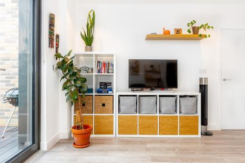 Modern New 2BR wViews & Balcony in Wandsworth - Tap to explore photos