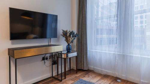 Monument Serviced Apartments by LovelyStay - Tap to explore photos