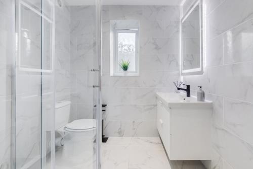 Modern 1 Bed Apartment - Nine Elms, Battersea - Tap to explore photos