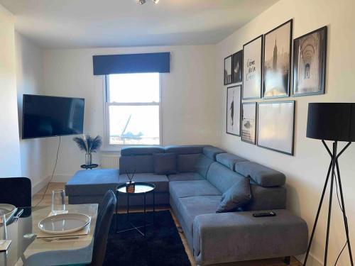 Very Central 2 bed in Fulham - Tap to explore photos
