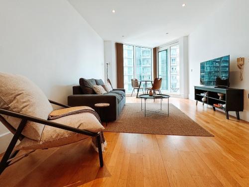 Two Bedroom Luxury Waterfront Apartment in London - Tap to explore photos