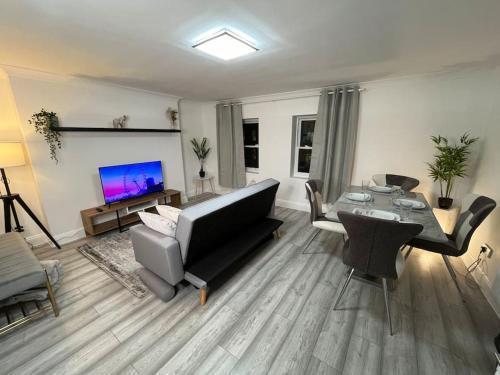 Modern & Stylish Haven In Heart of London - Tap to explore photos