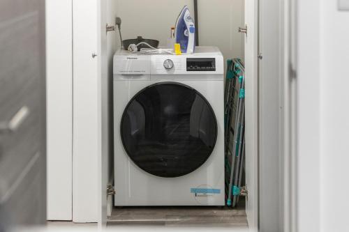 Modern 2 Bedroom APT 3 min walk to Tube station - Tap to explore photos
