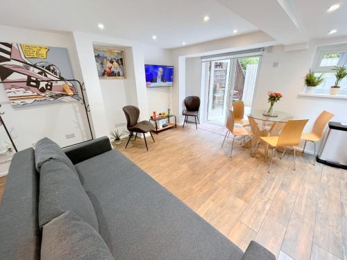 Two bedroom Flat with Private Patio in Battersea - Tap to explore photos
