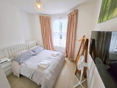 Two bedroom Flat with Private Patio in Battersea - Tap to explore photos