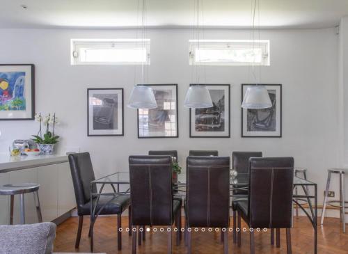 Magenta – 3 Bedroom Home by Battersea Park - Tap to explore photos