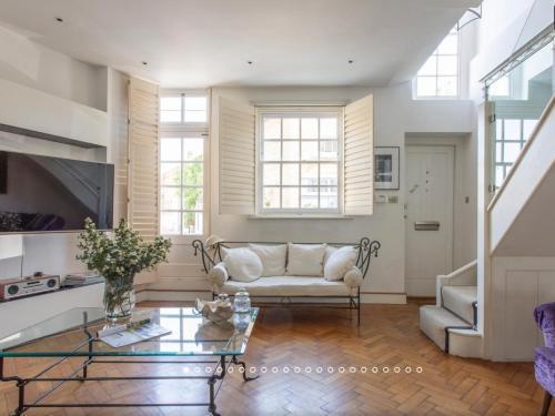 Magenta – 3 Bedroom Home by Battersea Park - Tap to explore photos