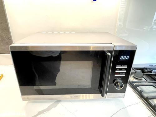 Modern Chelsea Flat, 3Bd 2Bath, with Parking - Tap to explore photos