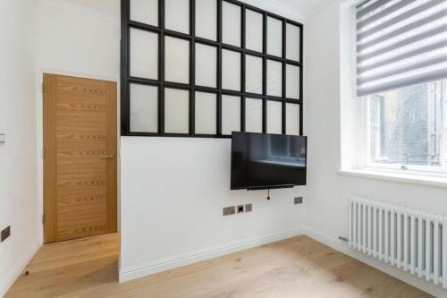 Modern Chelsea Flat, 3Bd 2Bath, with Parking - Tap to explore photos