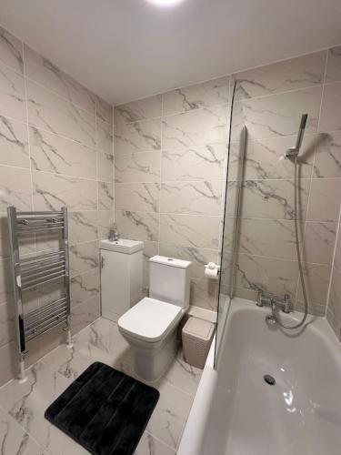 Modern Central London Room Zone1 - Tap to explore photos