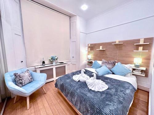 The Tiffany Suite - Gorgeous London Duplex - Tap to explore photos