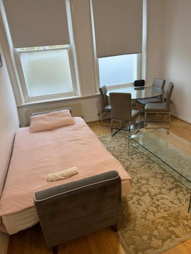 Property minutes from Hammersmith and Kensington 2 - Tap to explore photos