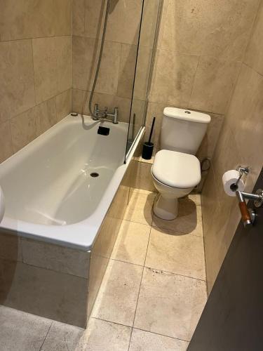 Property minutes from Hammersmith and Kensington 2 - Tap to explore photos