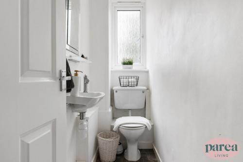 Parea Living - Cosy Flat with Skyline Views beside Canary Wharf - Tap to explore photos