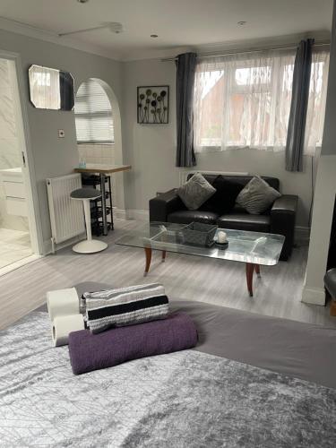 Newly renovated studio in Acton - Tap to explore photos
