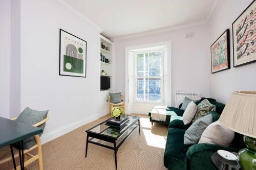 Veeve - Cosy Chic in Chelsea - Tap to explore photos