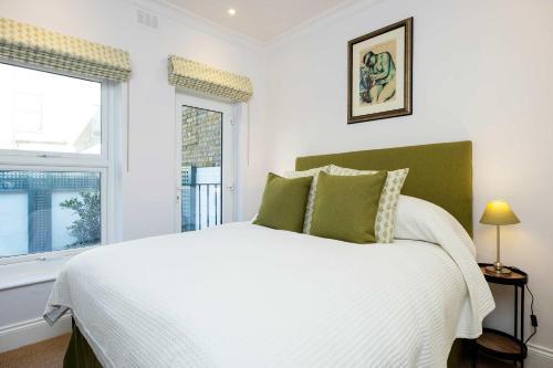 Veeve - Cosy Chic in Chelsea - Tap to explore photos