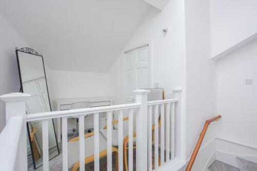 Modern & Spacious 2BD Apartment in Limehouse - Tap to explore photos