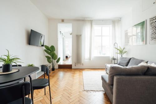 Modern 1BD Flat -Stoke Newington - Tap to explore photos