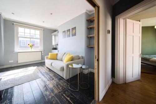 Top-Floor Covent Garden Flat - Tap to explore photos