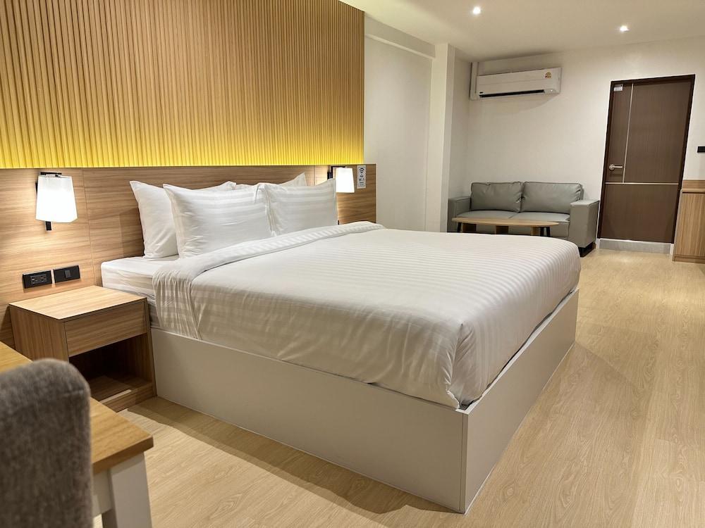 Winston Hotel Room Type - Deluxe Double Room, No Window, Non-Smoking