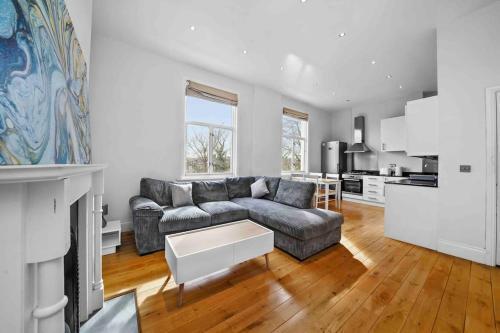 Queen’s Park, Spacious 3 Bedroom Flat - Tap to explore photos