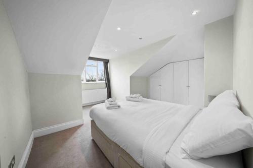 Queen’s Park, Spacious 3 Bedroom Flat - Tap to explore photos