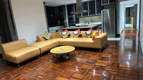 Affordable Serviced Apartment Nana - Omni Tower Sukhumvit location - Tap to explore photos