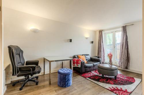 Peaceful 1BR near Canary Warf, 2min Thames River - Tap to explore photos