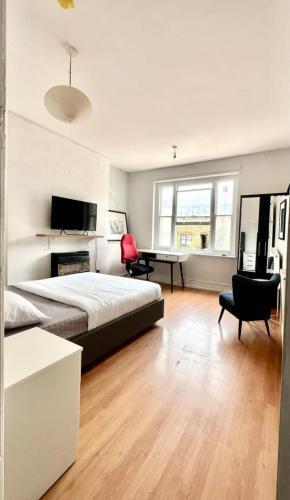 Whitechapel Station Rooms - Tap to explore photos