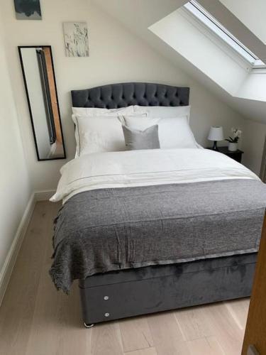 One Bed-Apartment in London - Tap to explore photos
