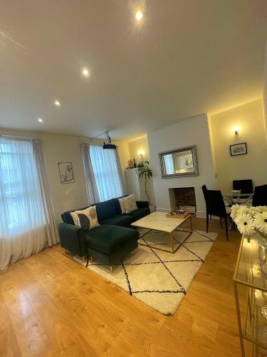 Queen bedroom in Maida Vale - Tap to explore photos