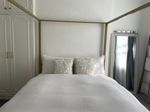 Queen bedroom in Maida Vale