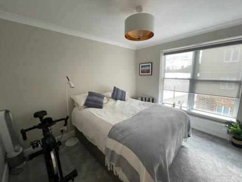 Private Riverside Bedroom in Limehouse, Central London - Tap to explore photos