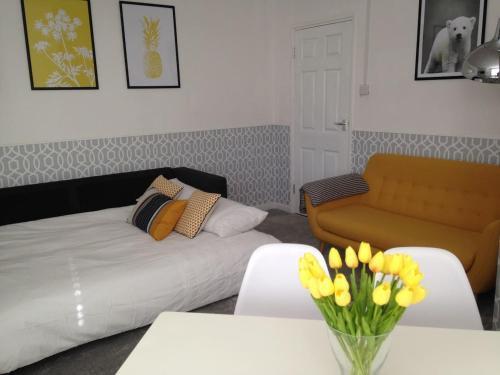 ONE BEDROOM FLAT IN FULHAM - Tap to explore photos