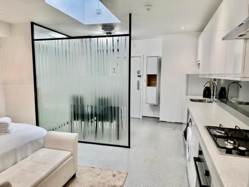 Westferry Two-Bedroom Deluxe Apartment - Tap to explore photos